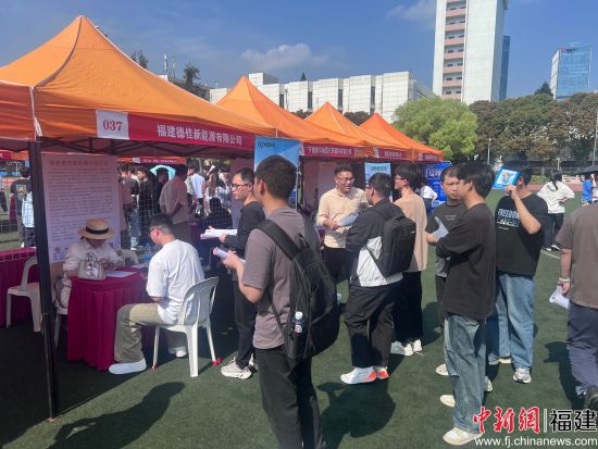 图为求职者络绎不绝。 图为求职者络绎不绝。